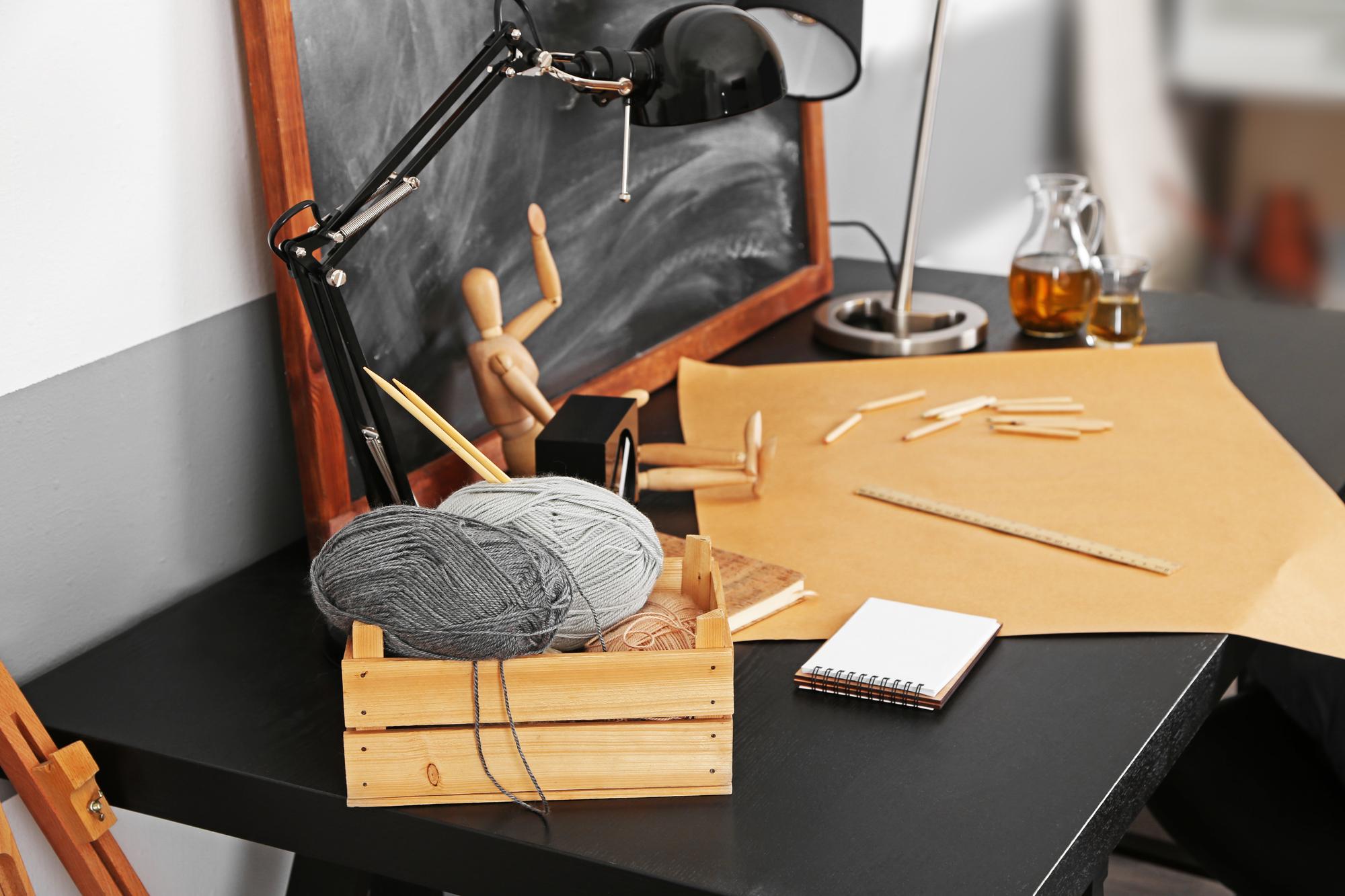 Banco da lavoro di atelier con fili e telai