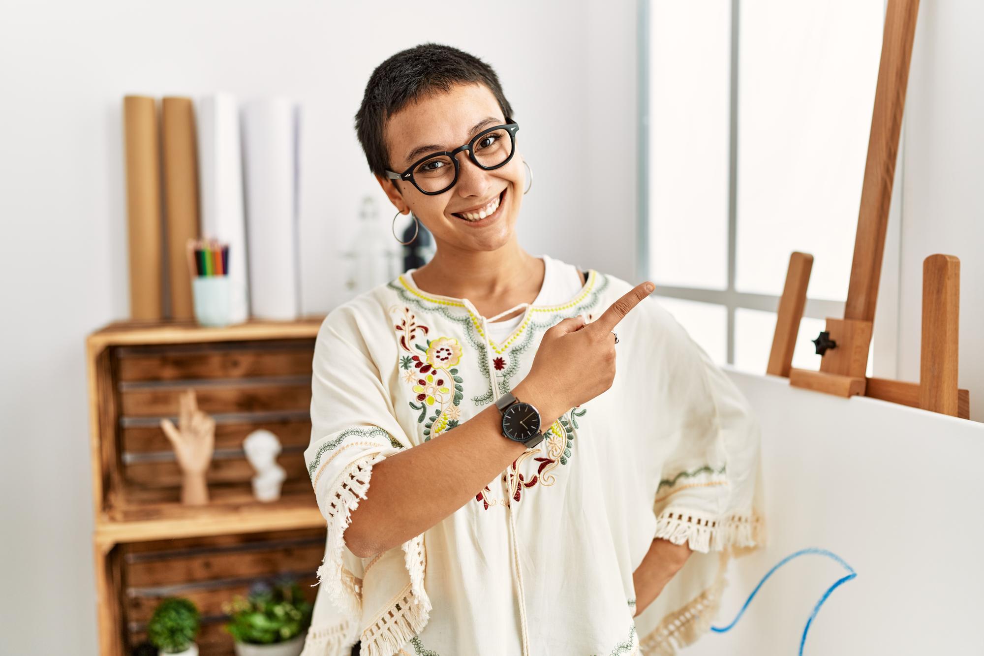 Tutor che mostra punto ricamo durante lezione online