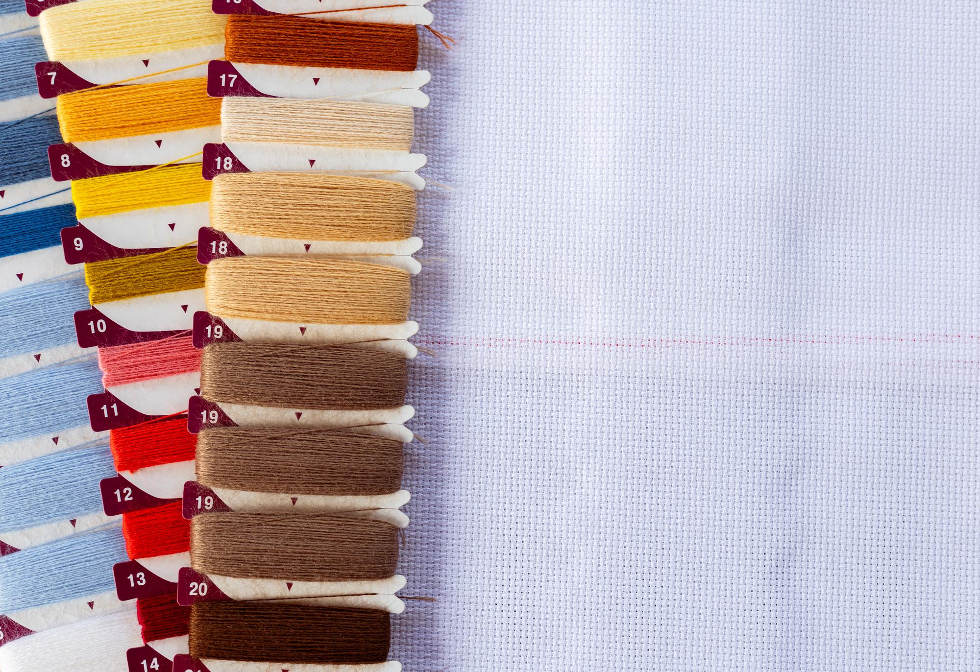 Campione colore filo e palette su tavola